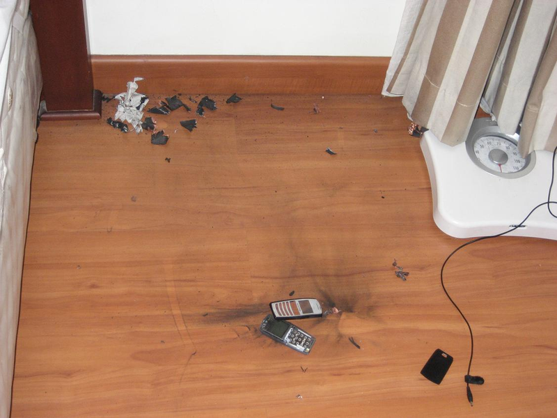 Illustration for article titled Pics: Exploding Cellphone?